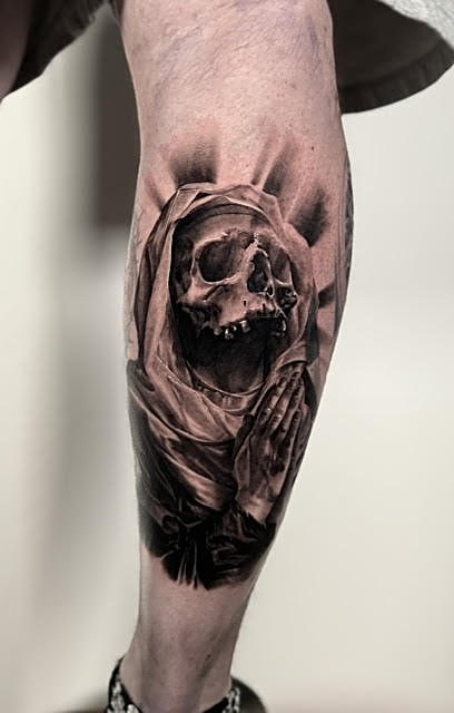 Hooded skull on the calf