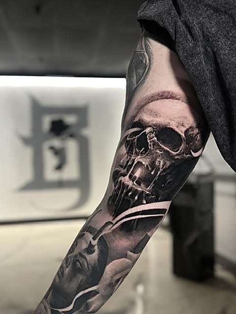 Skull sleeve in black and grey