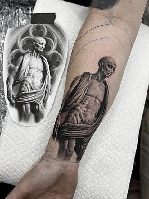 Statue portrait beside the reference photo
